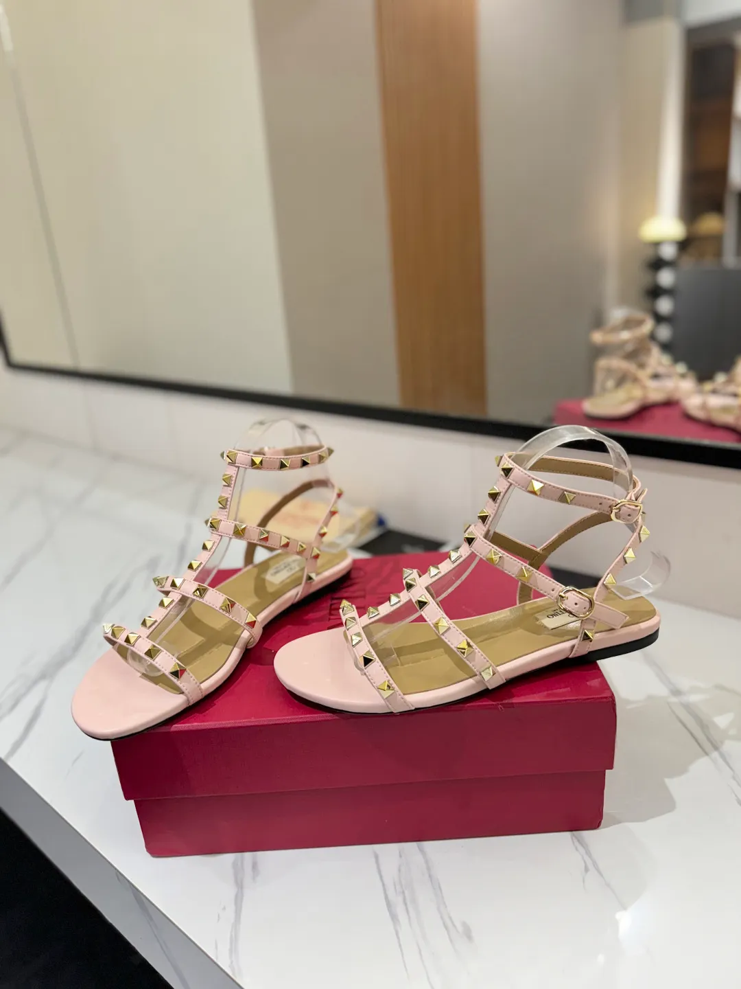 👟👟Ex-factory price 520👟👟 Valentino/Valentino rivet VT classic ankle-wrap rivet sandals, timeless 🆕 deeply rooted in people's hearts❤️A must-have item that never goes out of style🫰top replica! The side curves are perfect, the original molded custom-made rust-free rivets, and the textured hardware bring out a full sense of high-end, giving you a genuine foot feel! The first choice for high-end customers❤️ [Material] Upper: Original imported customized cowhide Inner lining: Original imported goatskin Outsole: Imported pearlescent leather outsole Code number: 35-39 [34, 40, 41, 42 are custom-made and cannot be returned or exchanged]